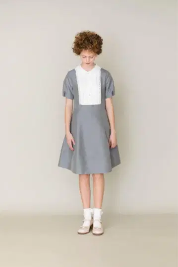 Jane Marple 그레이 레이스 옷깃 반팔 무릎 기장 원피스