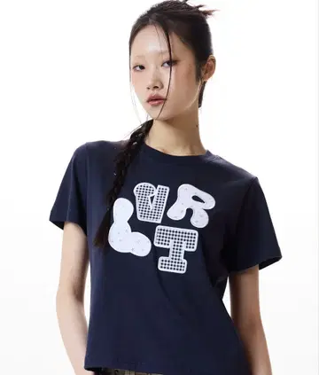 LUV IS TRUE LVTR 패치 티 셔츠