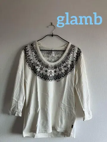 glamb 7부 소매 화이트 T셔츠