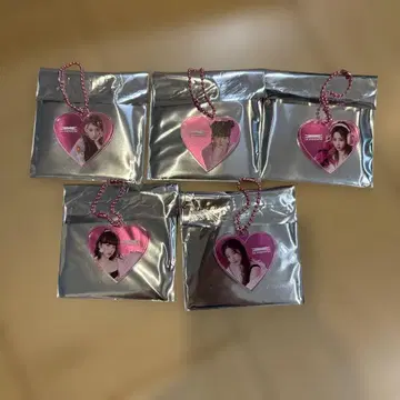 르세라핌 팝업 스토어 키링