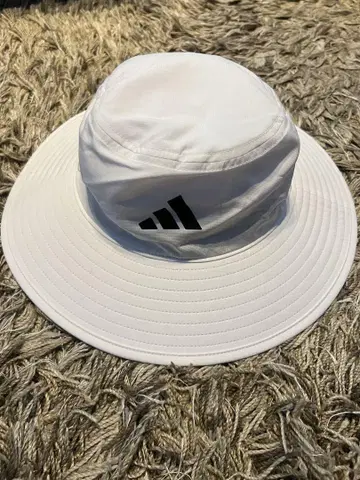 adidas 화이트 버킷햇 조정 가능