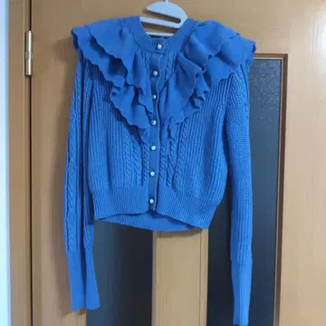 moussy 프릴 장식 파란 니트 스웨터