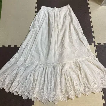 프릭스스토어 화이트 플레어 롱 스커트 레이스 마감