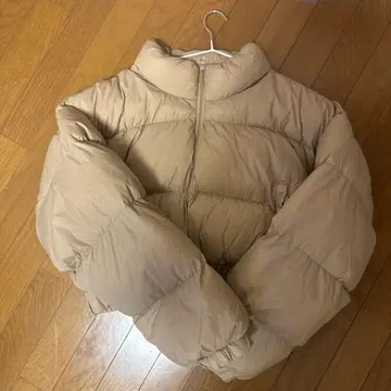 베이지 숏 기장 다운 자켓