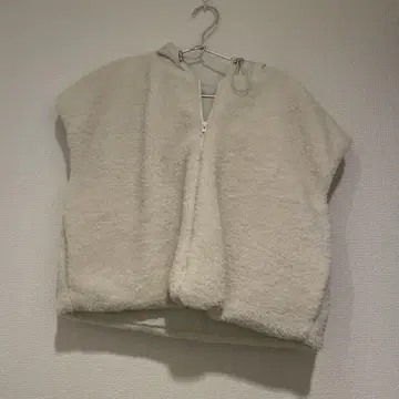 플리스풍 후드 부착 베스트 크림색
