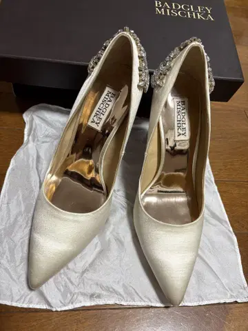 Badgley Mischka 새틴 화이트 펌프스