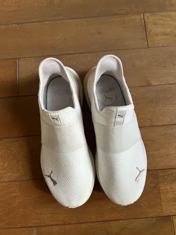 PUMA 화이트 슬립온 스니커즈