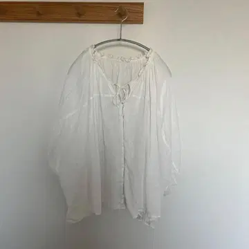 네스트로브 블라우스