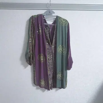 보라색과 그린의 긴팔 셔츠