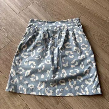 LECOQ SPORTIF 스카이블루 레오파드 무늬 스커트 코쿤 하이웨스트