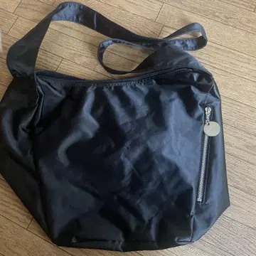 블랙 숄더백 사이드 지퍼 부착