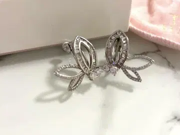 The HANY 버터플라이 모티브 귀찌