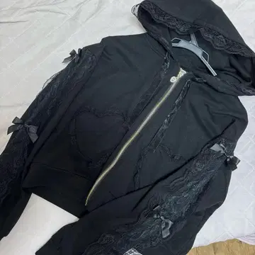 프릴 레이스업 숏 기장 집업 후드티 블랙 블랙 양산형