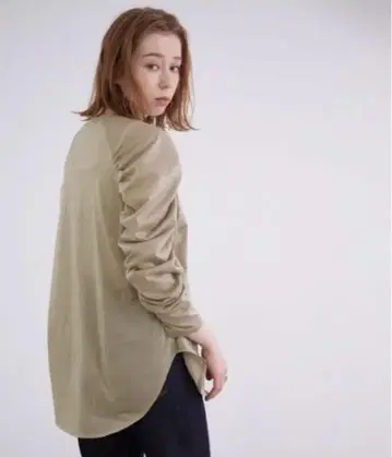 MADEMOISELLE ROPE 래글런 개더 글로시 풀오버