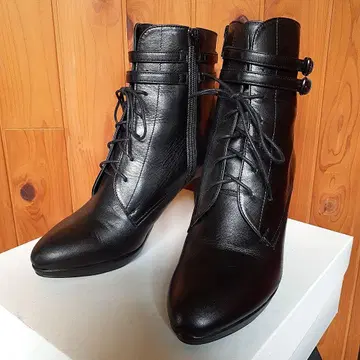 쿠 드 샹스 더블 벨트 레이스업 숏부츠