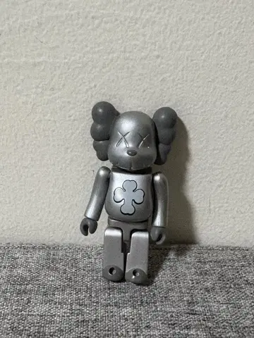 BE@RBRICK x KAWS 100% 2002년 베어브릭