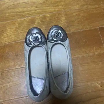 베이지 로즈 모티브 플랫슈즈 245mm