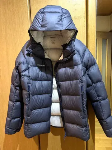 MAMMUT 네이비 다운 자켓 후드 부착 초경량 구스 다운 사용