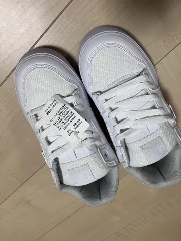 DC 화이트 스니커즈 24cm