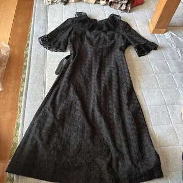 프릴 달린 블랙 레이스 롱 드레스