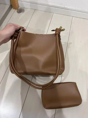 브라운 핸드백 파우치 포함