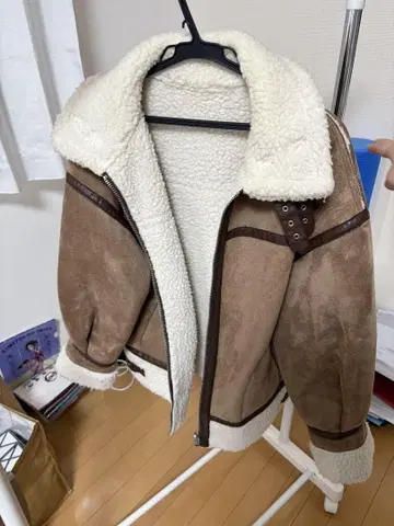 브라운 자켓 보아 카라 부착