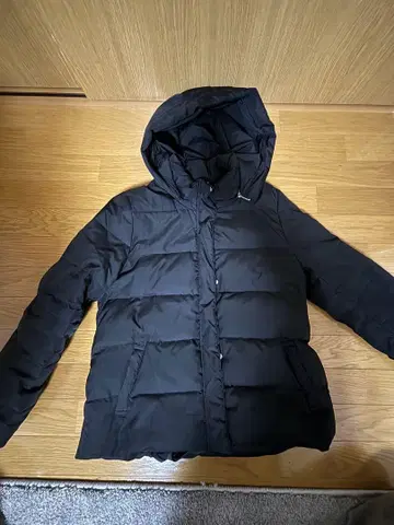 블랙 다운 자켓 후드 부착 허리 벨트