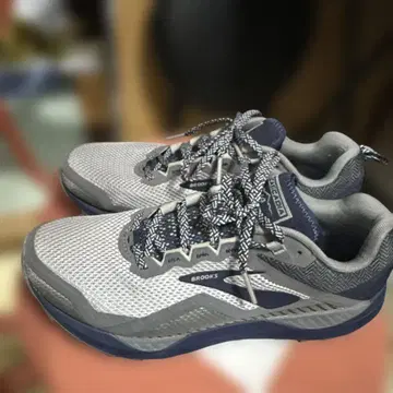 BROOKS 러닝화 그레이/네이비