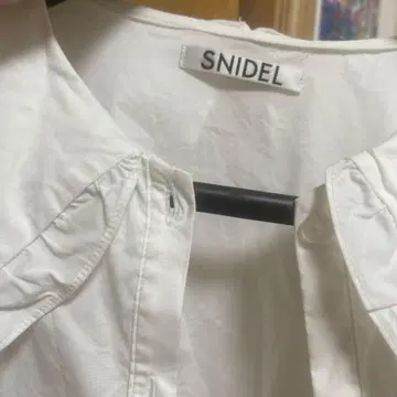 SNIDEL 대옷깃 화이트 라운드 칼라 셔츠