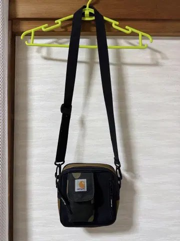 Carhartt 숄더백 블랙 카모플라쥬