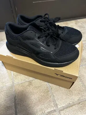 Mizuno 블랙 스니커즈 26.5cm