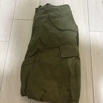 BEAMS 카고 팬츠 올리브