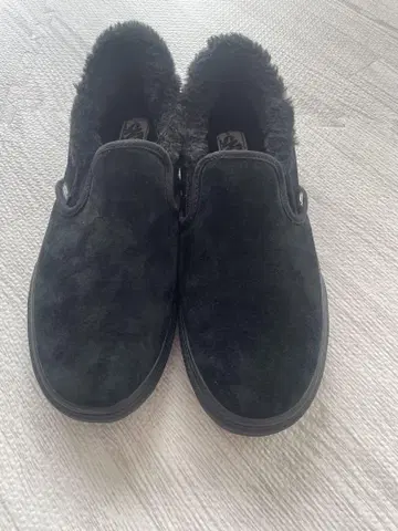 Vans 블랙 스웨이드 퍼 슬립온