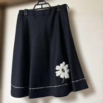 M'S GRACY 블랙 플레어 스커트 꽃 자수 비즈 장식