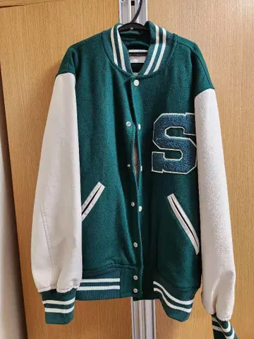 그린과 화이트의 바시티 자켓 S 자수