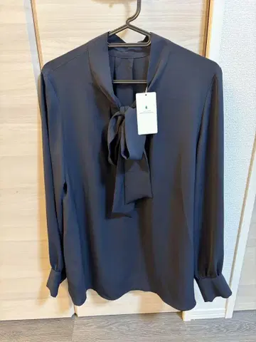 그린 라벨 릴랙싱 보타이 블라우스 네이비