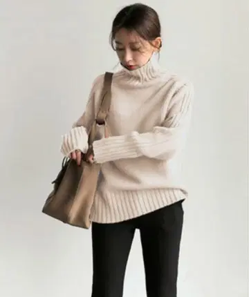 미사용 새상품 리브 슬림 효과 터틀넥 니트 스웨터 아이보리