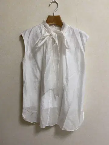 리본 포함 화이트 슬리브리스 셔츠