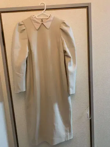 셀포드 크림색 카라 부착 퍼프 슬리브 원피스