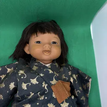 은행잎 무늬 기모노를 입은 인형 오래된 소프트 비닐 인형