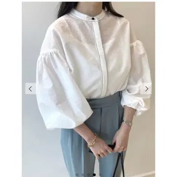미라 오웬 스탠드 카라 소매 볼륨 블라우스 화이트