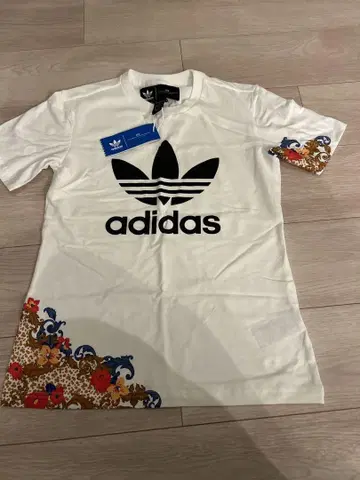 미사용 택 포함 adidas 화이트 T셔츠 L 사이즈 GN3354