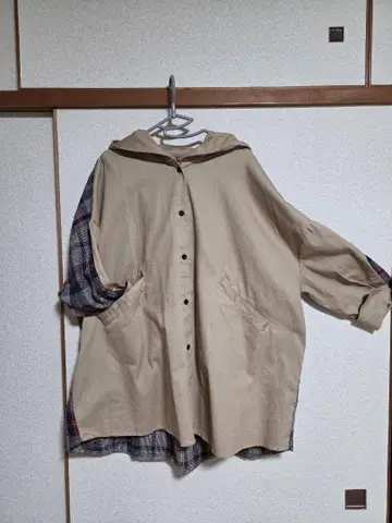 후드 부착 - 뒷면 절개 돌먼 코트. 시착만 한 상품
