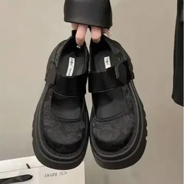스트랩 통굽 로퍼 블랙