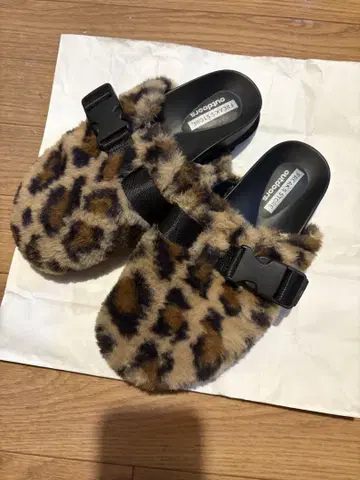 프릭스스토어 레오파드 퍼 샌들