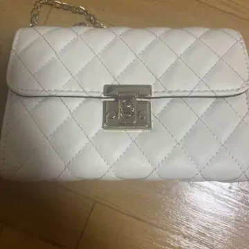 화이트 퀼팅 숄더백