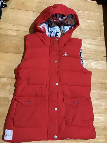 레드 후드 부착 다운 베스트
