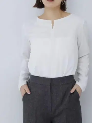 NATURAL BEAUTY BASIC 슬릿 넥 T 블라우스