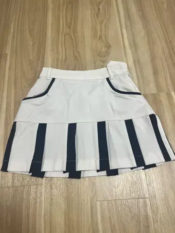 화이트 블랙 플리츠 스커트