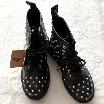 미사용 새상품 닥터마틴 스터드 8홀